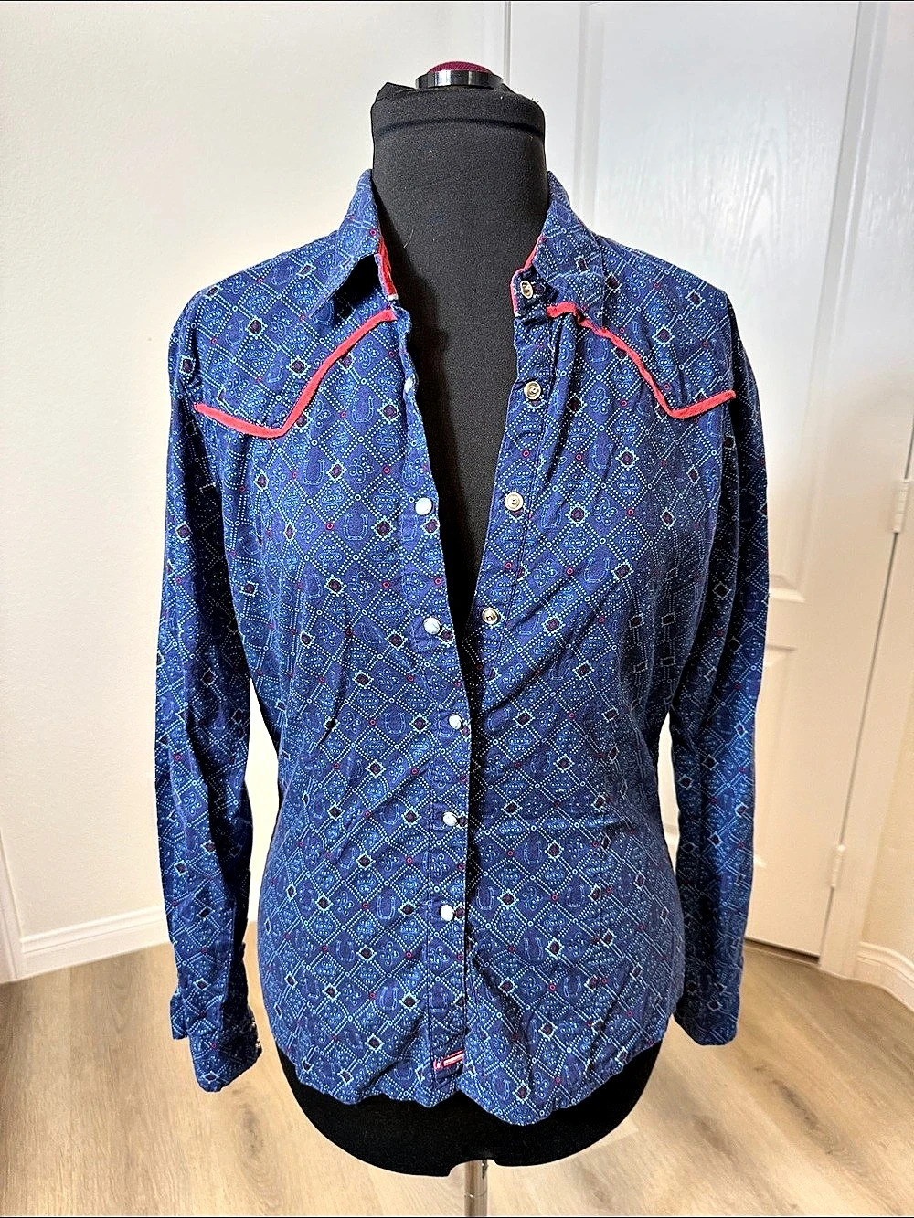Women’s Wrangler Blues Western Geometric Shirt Blue Medium Like New